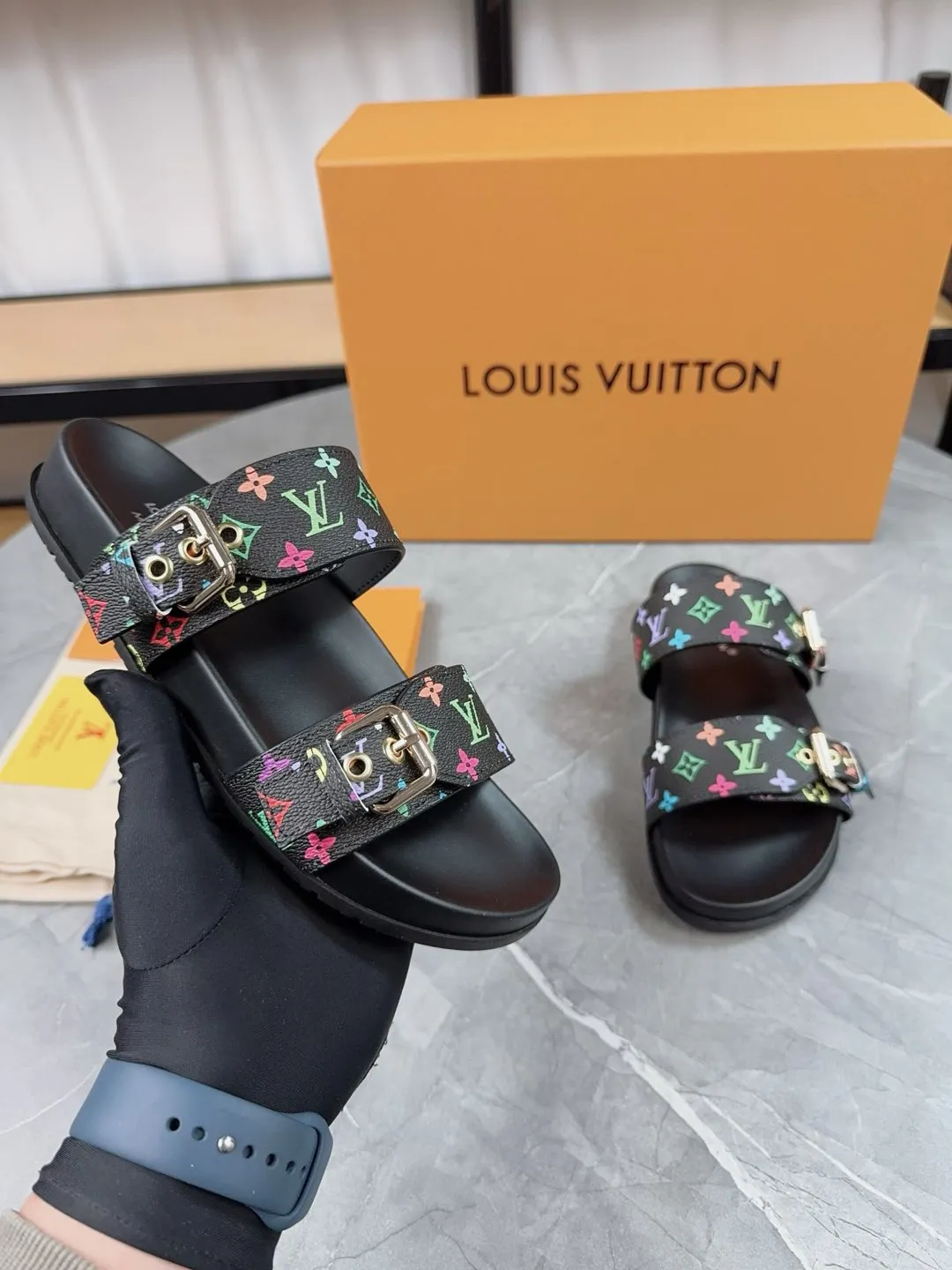 👟👟Ex-factory price 400👟👟 New slippers for spring and summer🌟The belt buckle is adjustable and elastic, full of beach style, original molded LV metal logo decoration, fashionable and beautiful, super versatile🤳🏻upper cowhide/customized imported jacquard fabric/original old-fashioned leather material, water-dyed sheepskin lining (water platform + wear-resistant velvet + rubber sole) three-layer combination outsole 🔶Size: Female 35-43 Male: 38-46